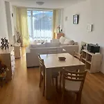 Cozy With Mountain View 반스코